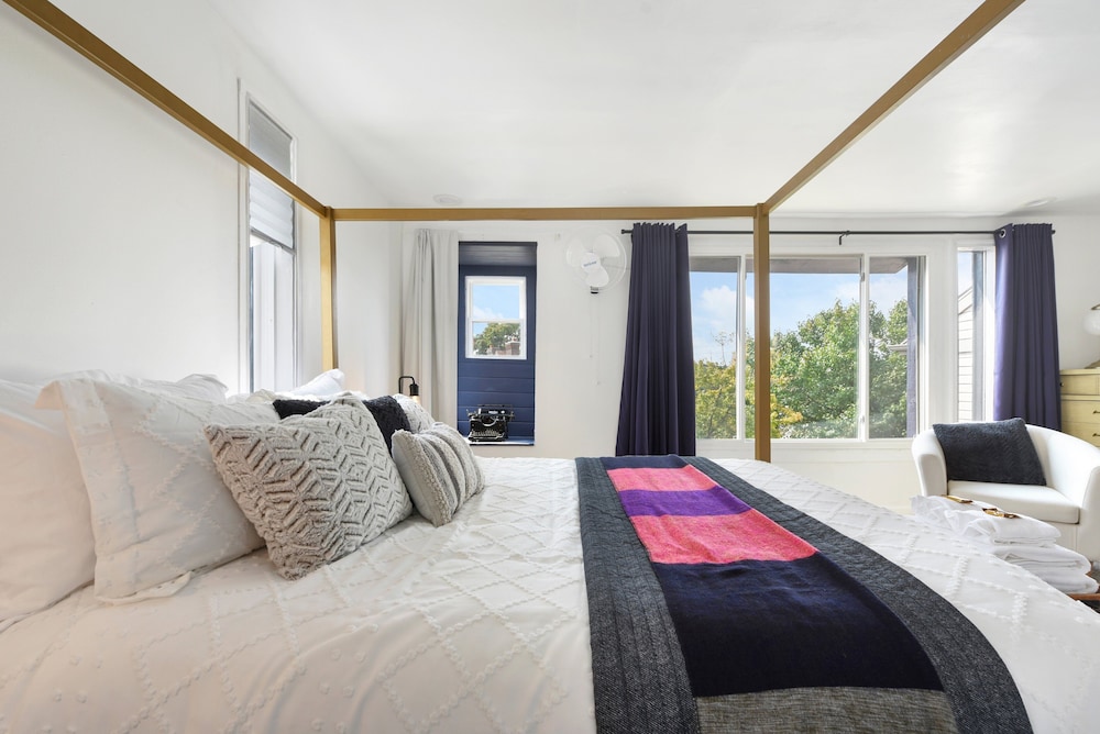 Yinz Retreat, Above the City Home