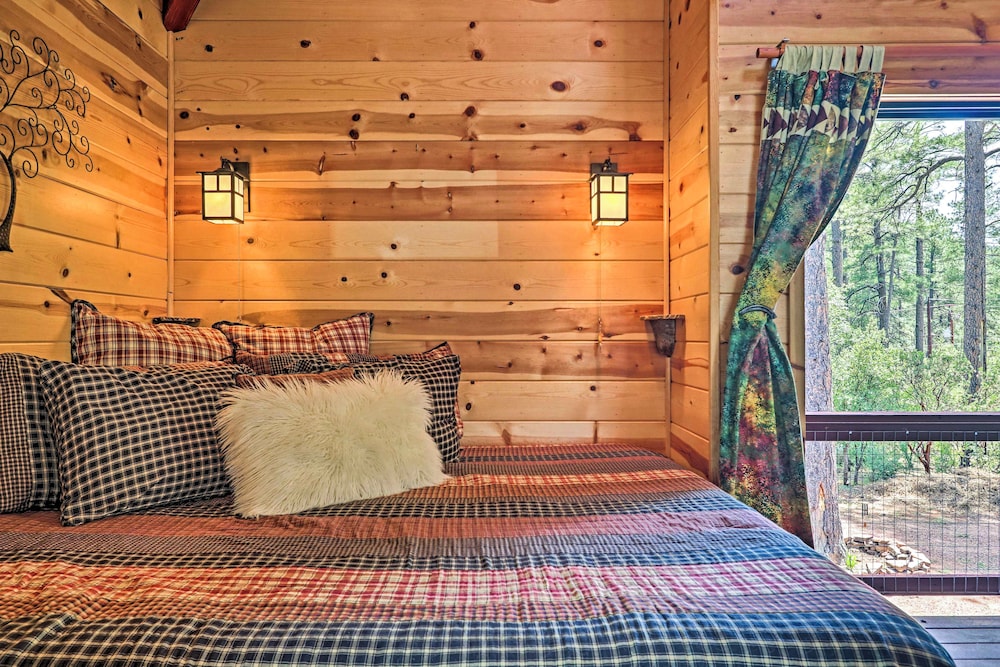 Payson Vacations - Romantic Strawberry/pine Studio Cabin w/ Deck! - Property Image 2