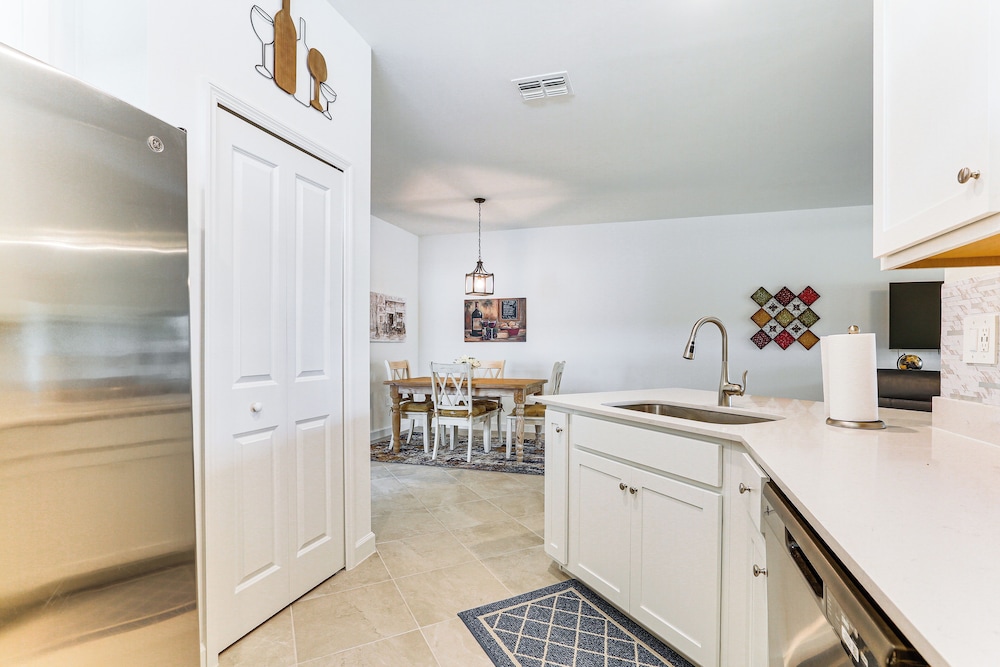 15 Mi to Downtown Fort Myers: Golf Getaway