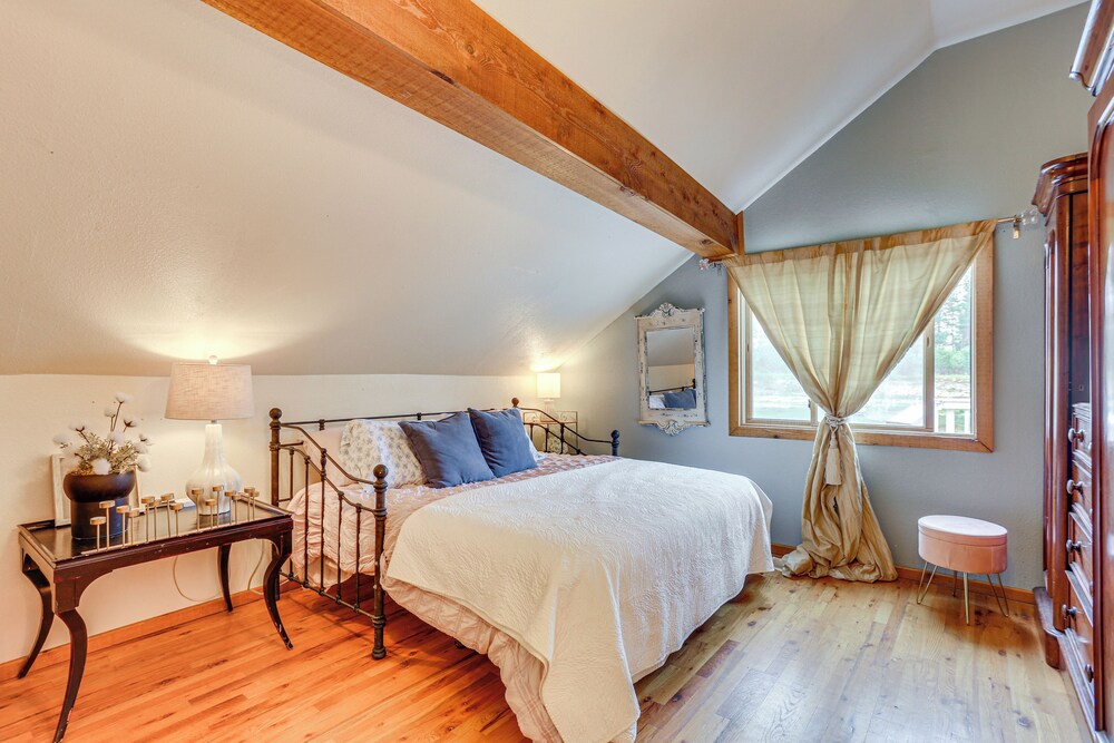 Walk to Ren Fest: Larkspur Farmhouse Hideaway