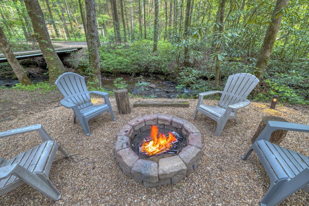 Cozy Cohutta Cabin: Creekside Cabin in Ellijay!