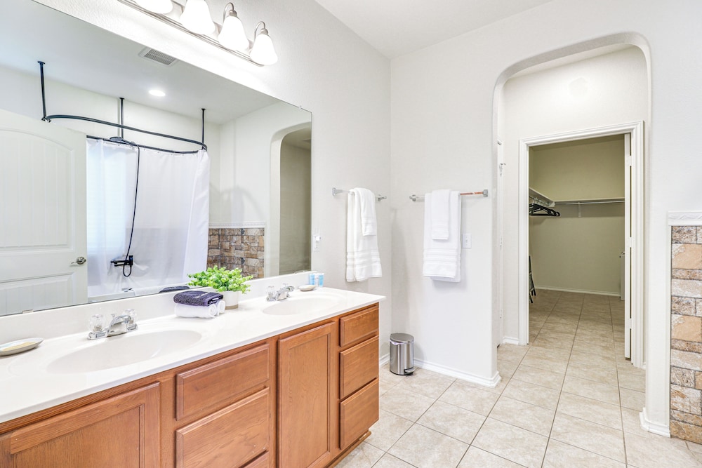 10 Mi to Dtwn Austin: Family Home w/ Communal Pool