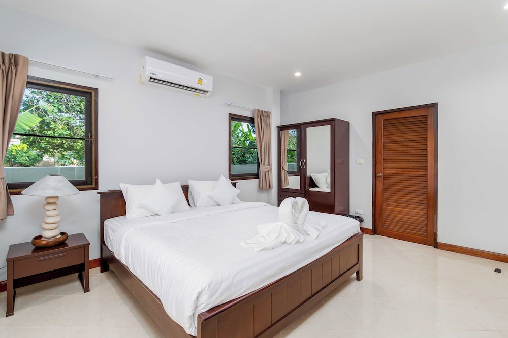 Poolside 3BR for Relaxed Stays V278
