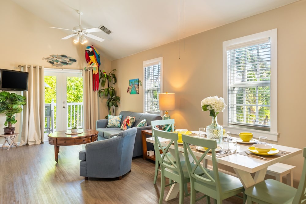 Parrot Perch by Avantstay Old Town Key West w Shared Pool Week Long Stays Only