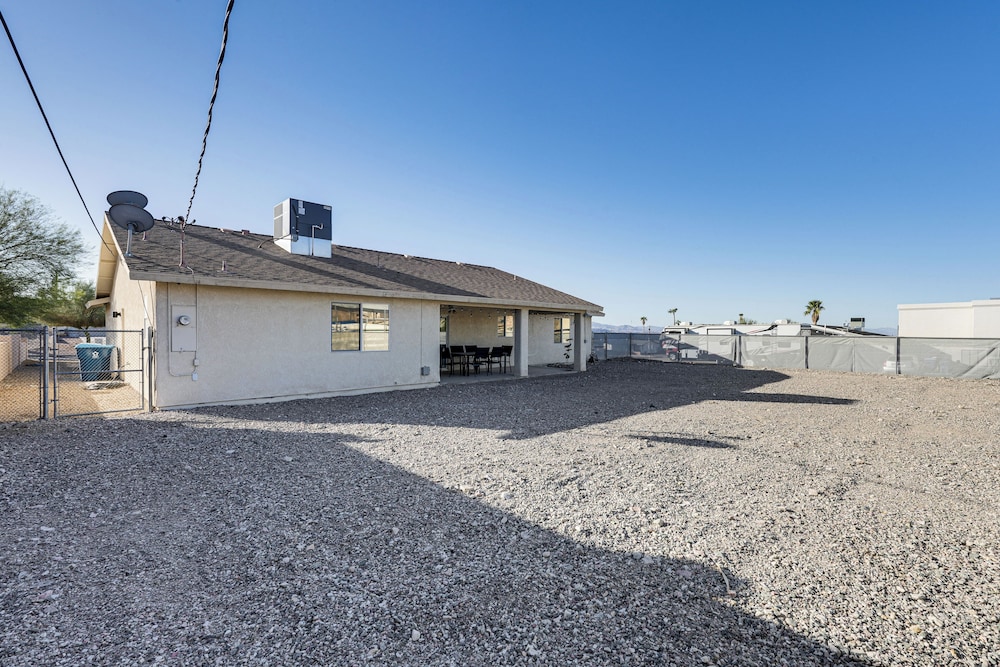 3 Mi to London Bridge: Home w/ Patio & Grill!