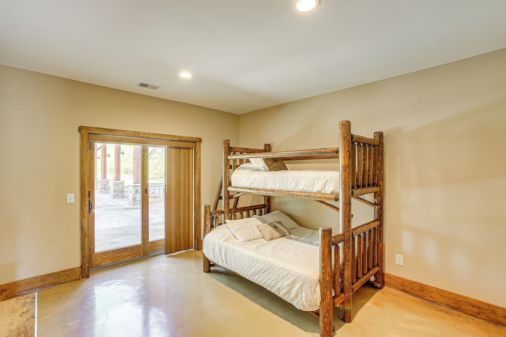 Spacious Group Getaway Near Cumberland River!