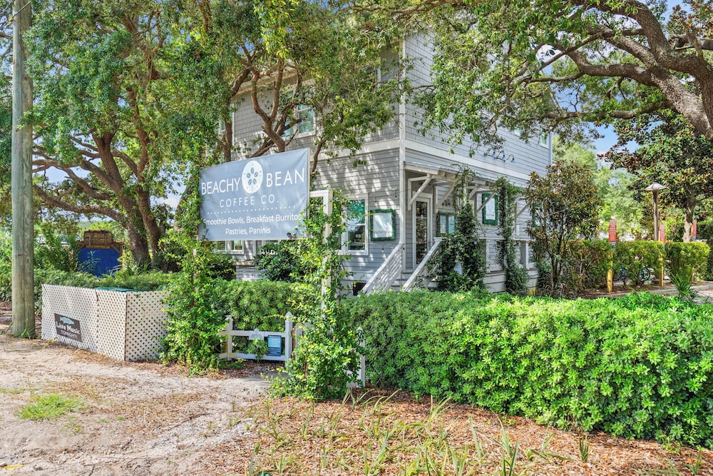 Rileys Retreat - 3BR 2BA Home With Private Pool and Gas Grill!