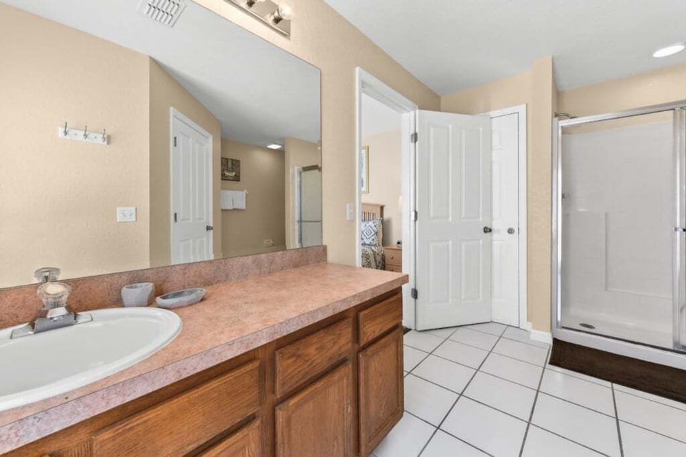 Reserve Retreat - Gated 4br With Pool Near Disney 4 Bedroom Villa