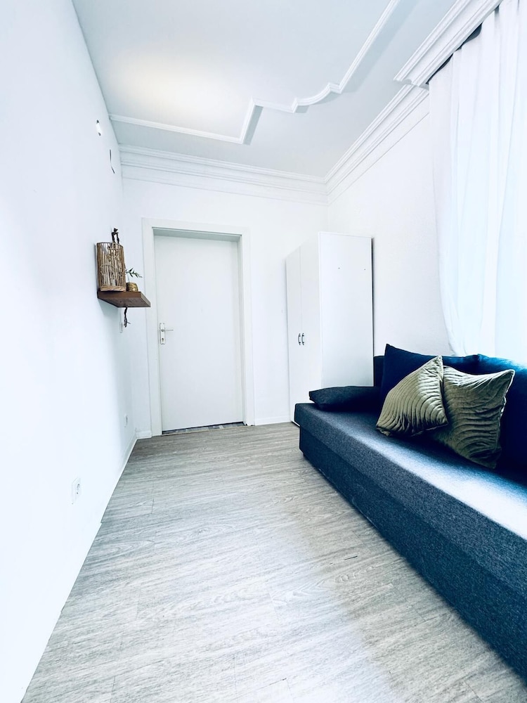 Affordable 4BR Apt Walk to FAC Platz