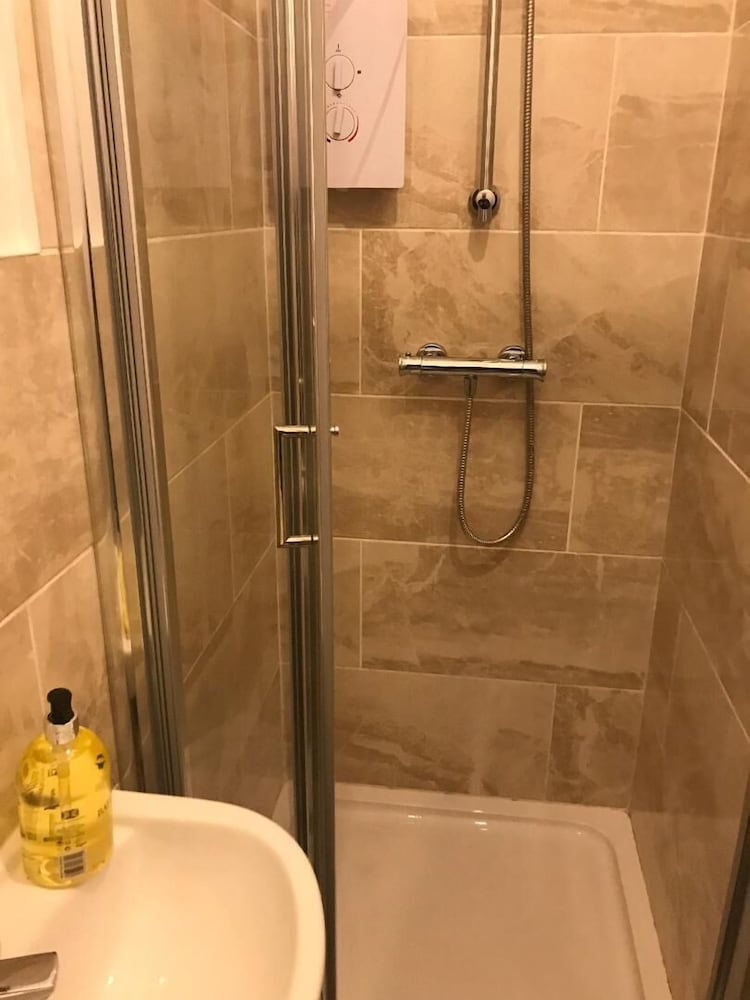 Two Bedroom Apartment Roath Park Cardiff view 5