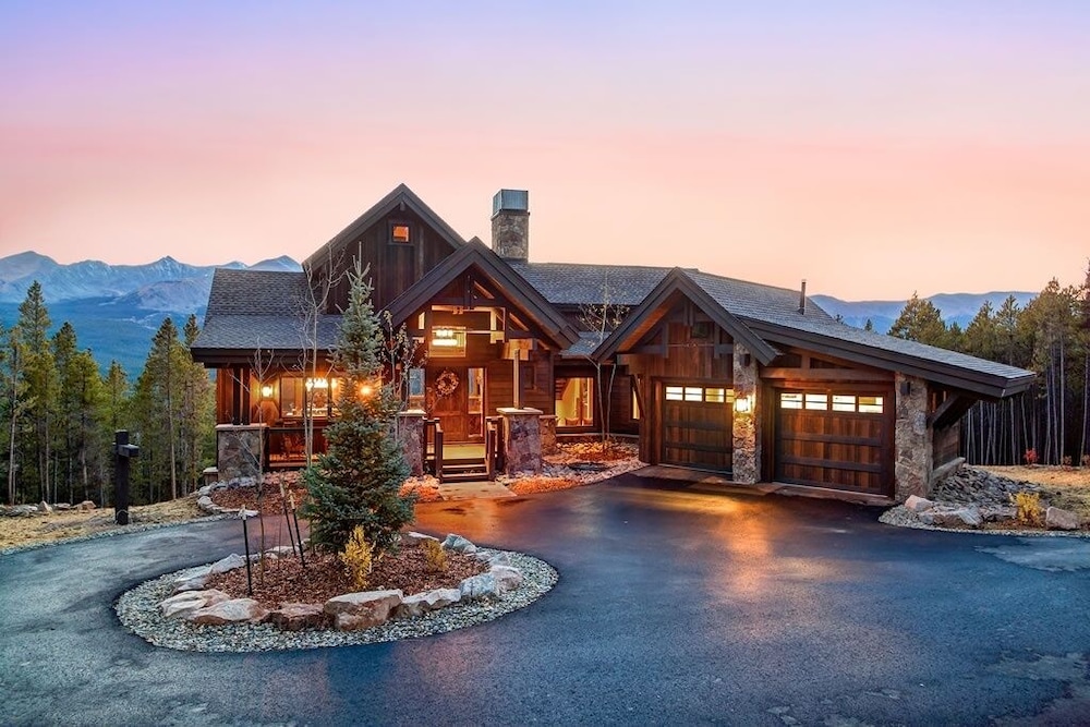 Three Sisters Lookout 5 Bedroom Home