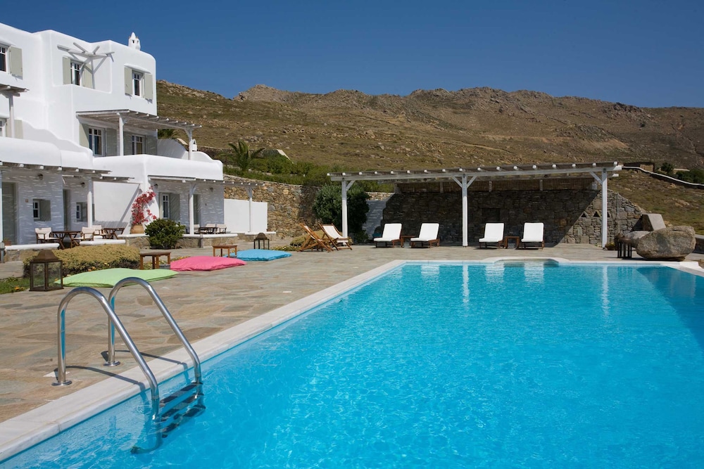Yakinthos Residence