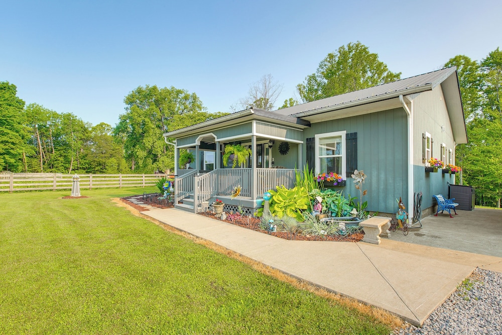 Hot Tub & Fire Pit: Rockbridge Getaway!