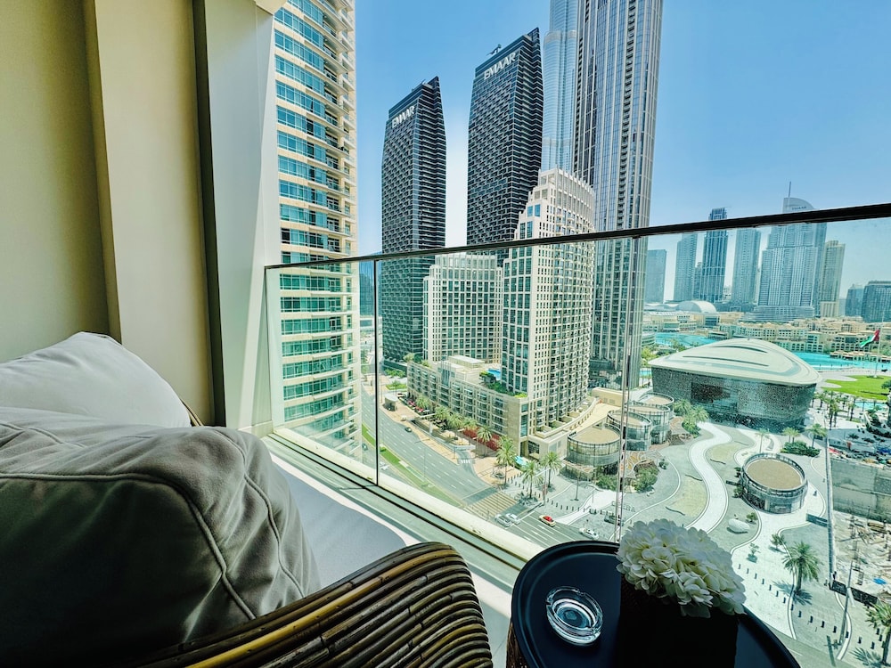 Venduras - Luxe 4BR Opera & Burj Views