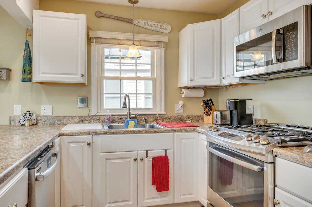 Near Beaches & Waterfront Dining: Home in Hampton!