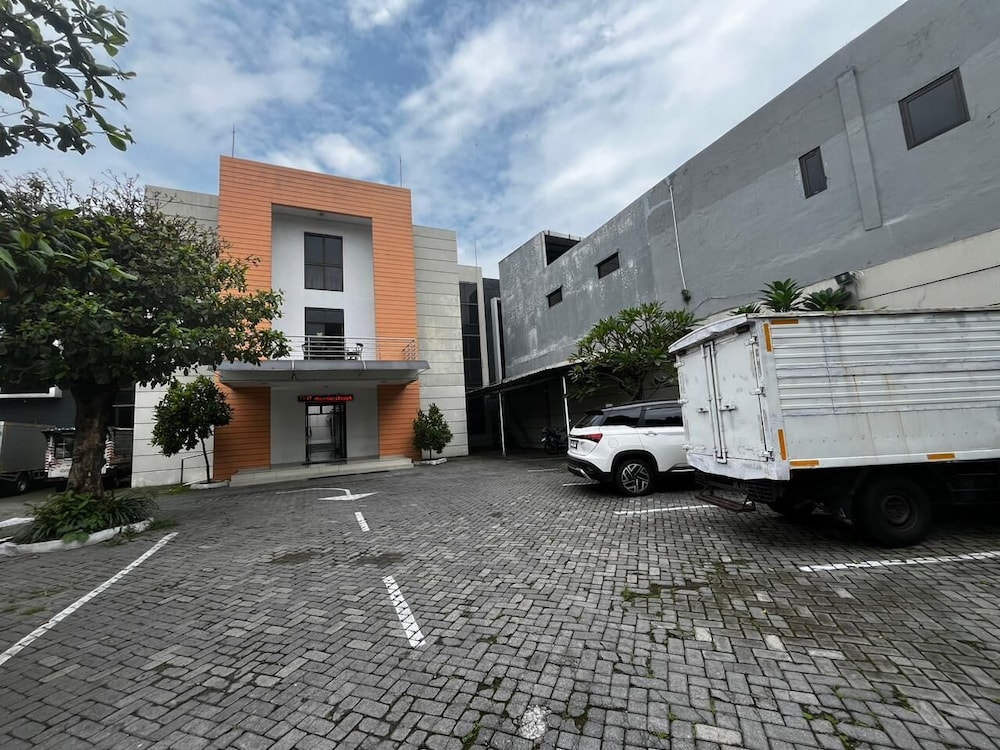 OYO 94442 Jebres Inn