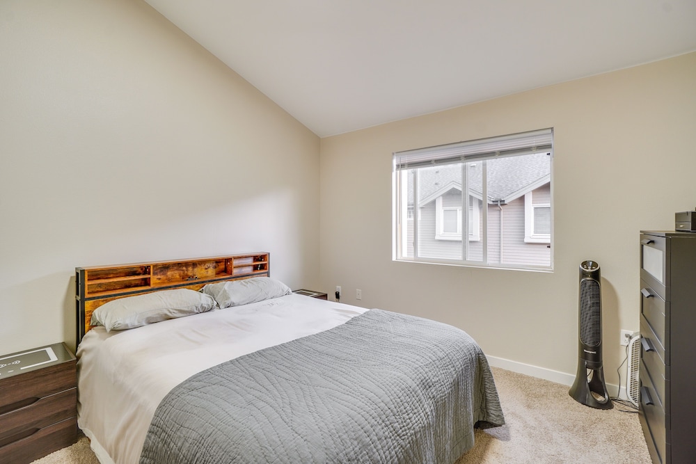 16 Mi to Dia: Townhome w/ Fireplace in Aurora