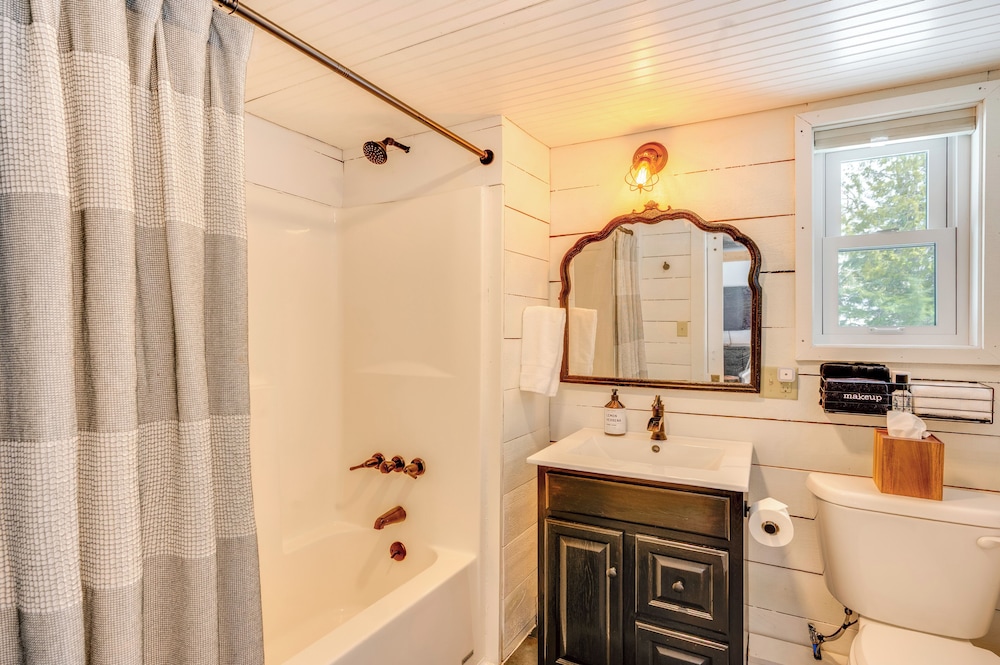 Hike, Fish & Boat: Waterfront Cabin in Ryegate!