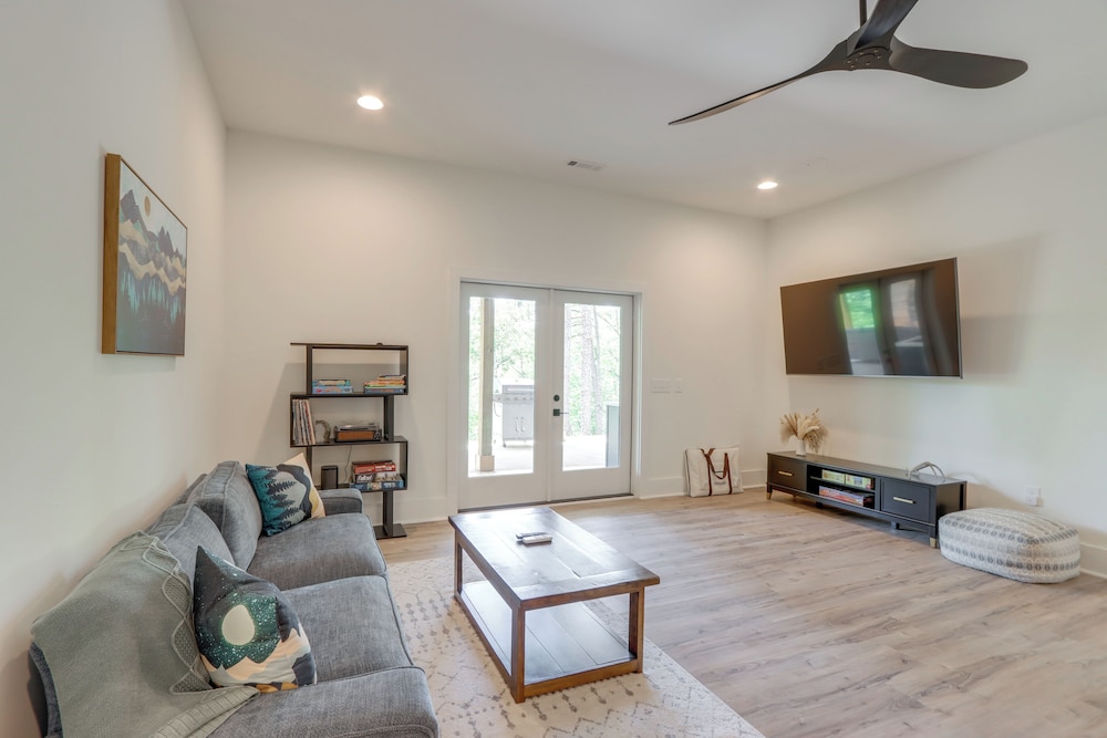 10 Mi to Dtwn: Home w/ Spacious Patio in Ellijay!