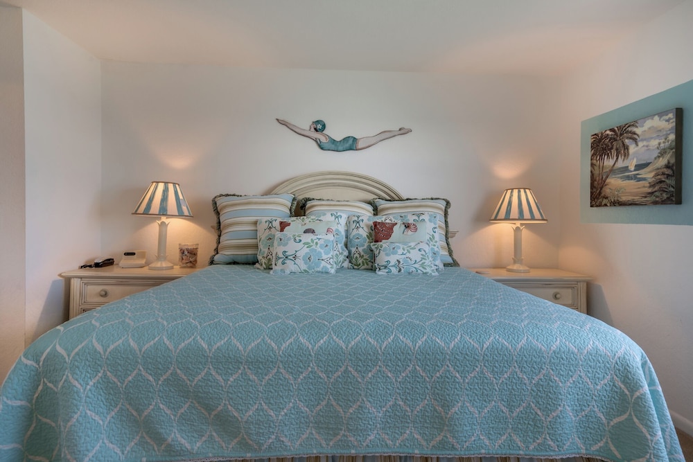 Bahia Vista 17-881 by Distinctive Beach Rentals