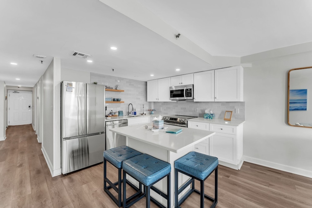Oceanfront Gem Pool, Balcony, Modern Touch 3 Bedroom Condo