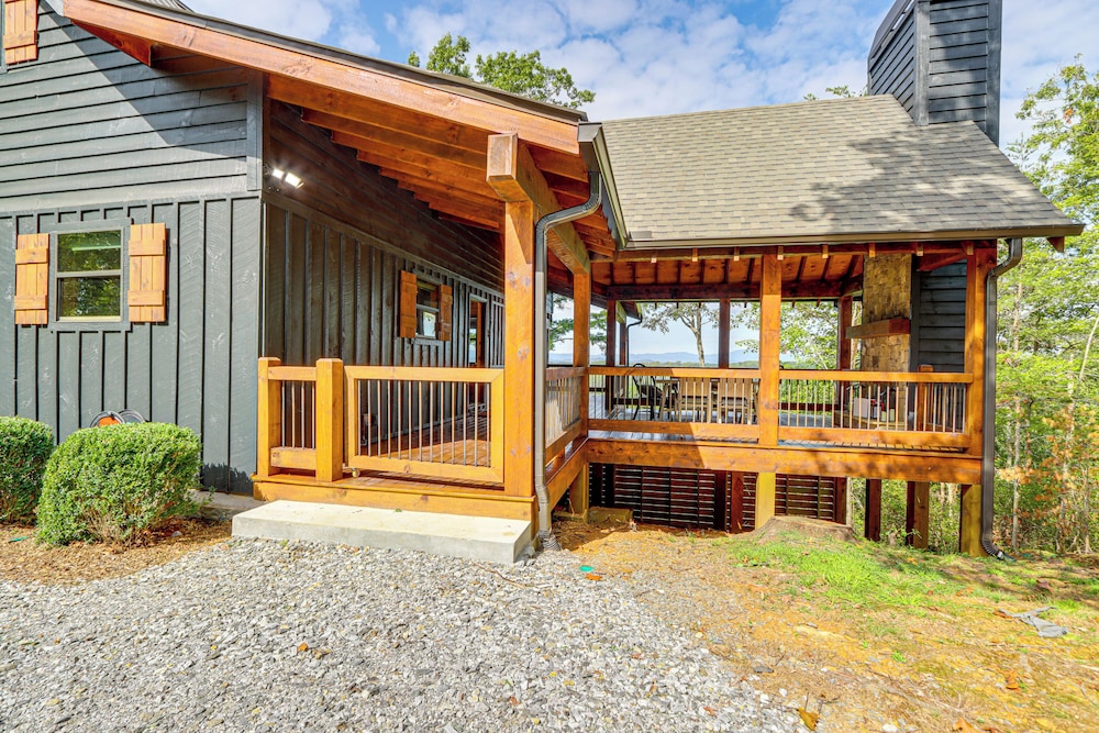 Deck, Panoramic Views: Serene Mineral Bluff Cabin!