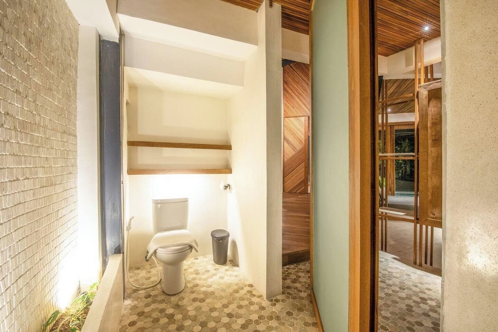 Gorgeous 2-br Penthouse With Views, 800m to the Be
