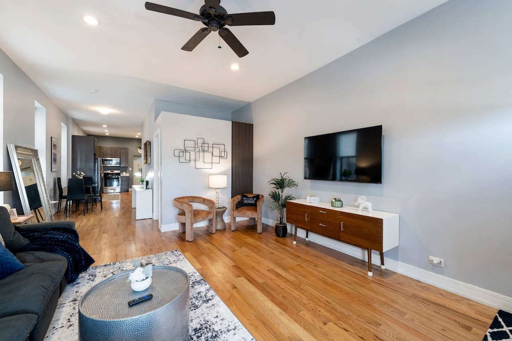 Cozy 2 Bed Home by West Loop With Parking Laundry
