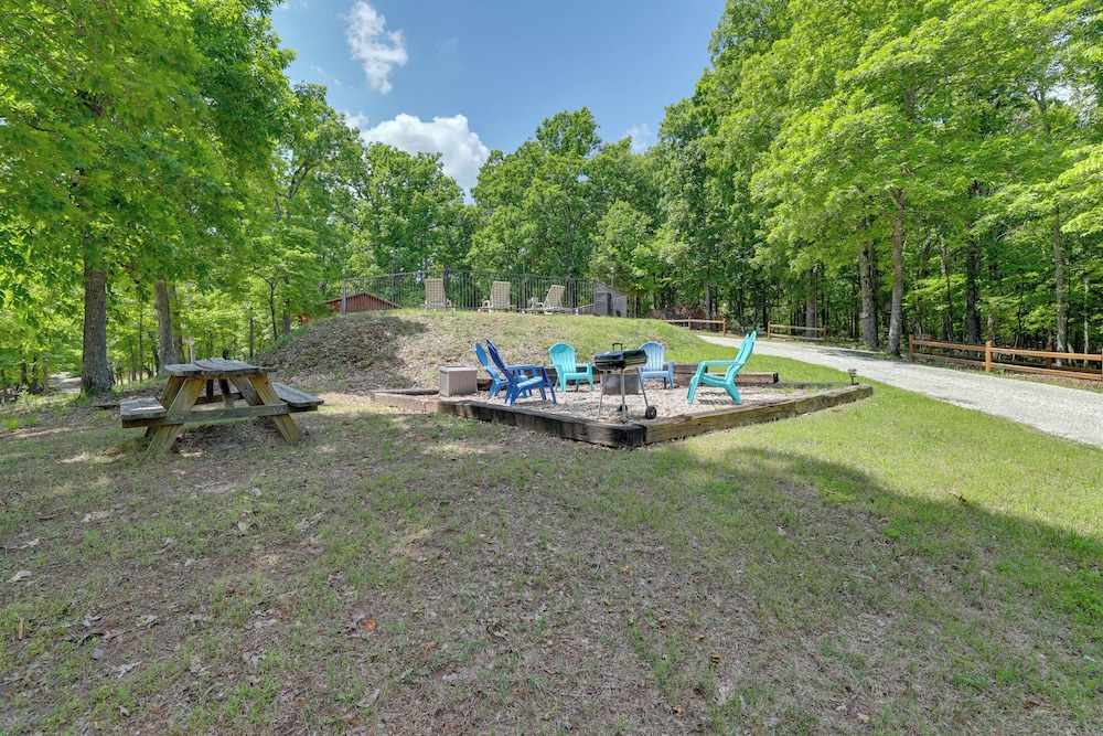 4 Mi to Lake: Wooded Log Cabin in Eureka Springs!