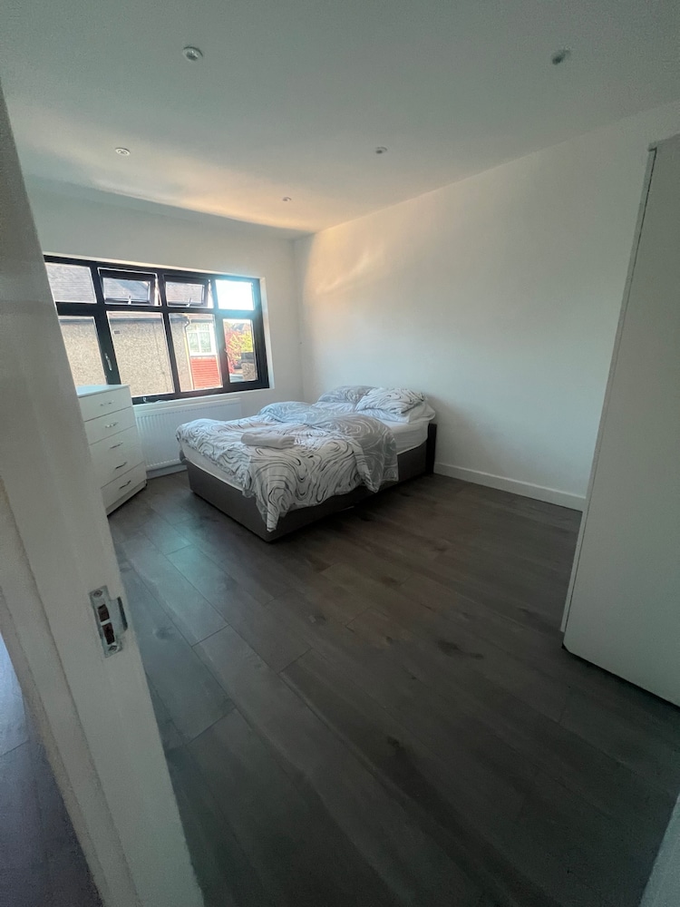Sunny Gardens London House Retreat