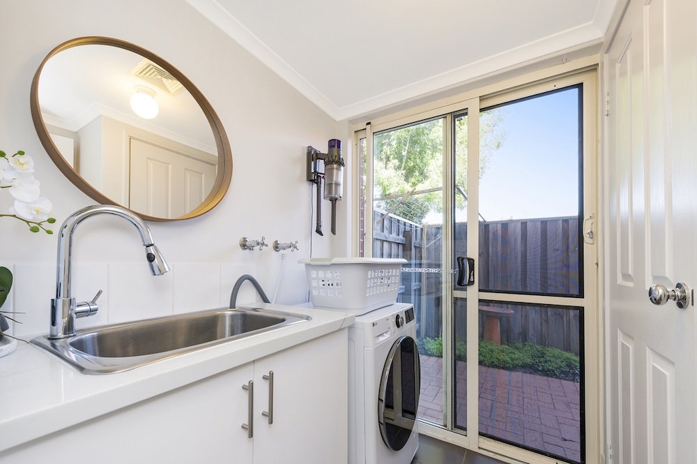 Stylish 3-bed Townhouse With Courtyard & BBQ