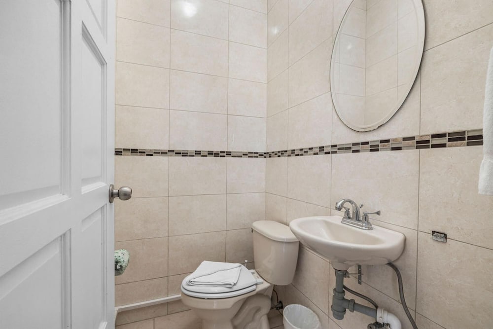 2BR 3min Walk 2 Eagle Beach Pool GYM Parking