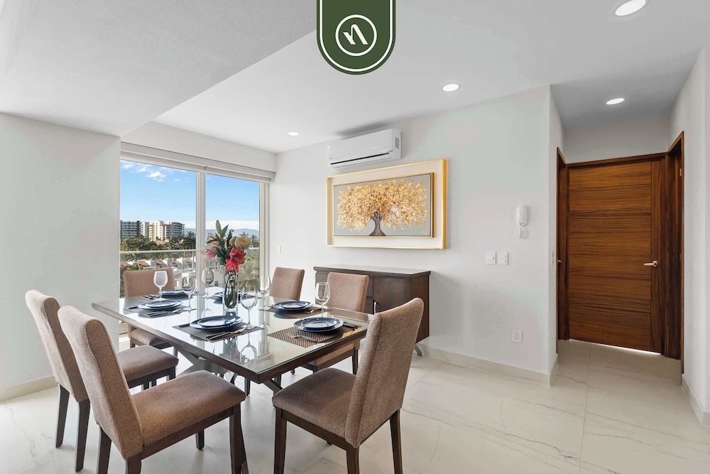 Tropical 2 BR Retreat - Close to the Beach - Pool
