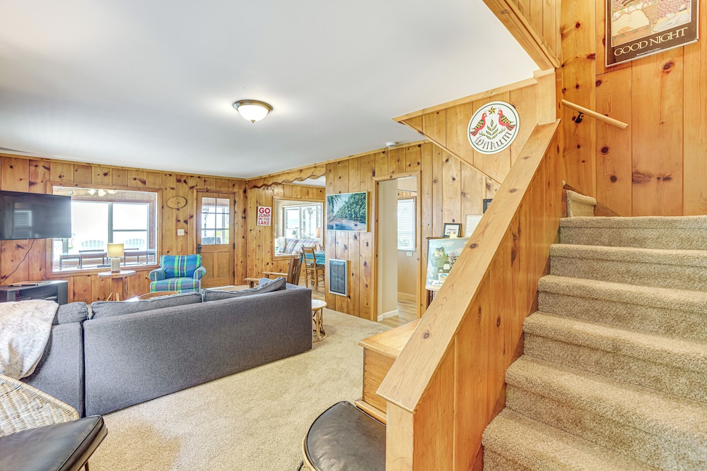 Autumn Escape on Glen Lake: Waterfront Cottage!