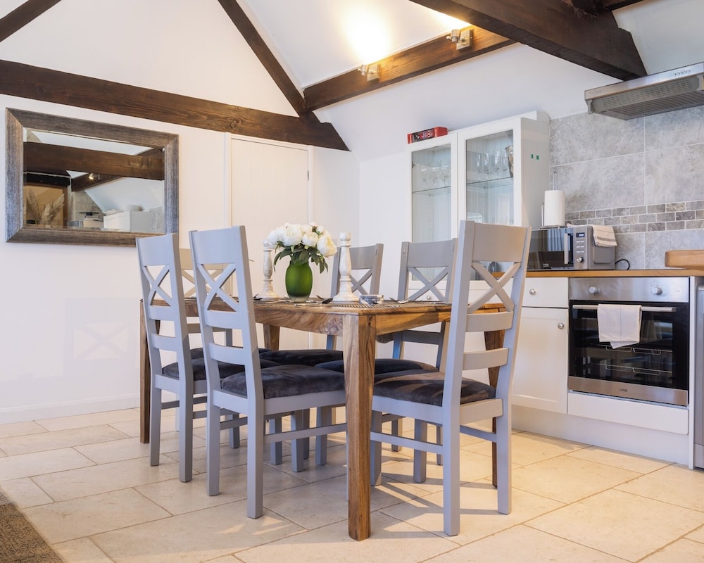 The Dovecote, Rowden Manor- Sleeps 6 & Parking