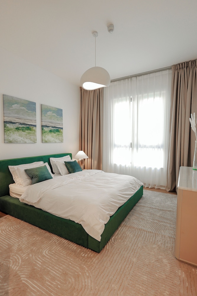 Stylish 1BR Apartment in La Sirene