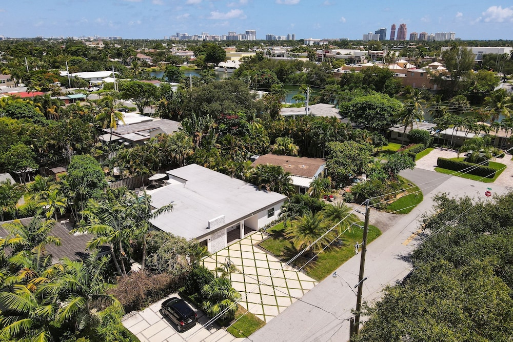 Turtle Nest by Avantstay Near Downtown Beaches - Chic FL Escape