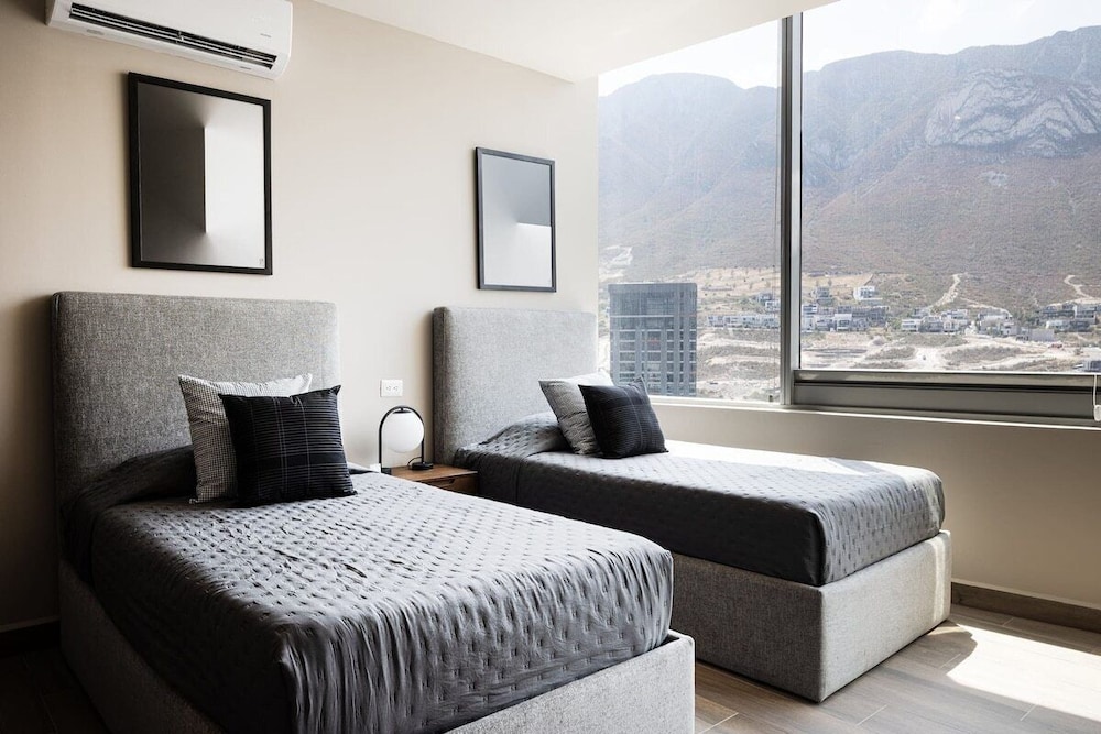 Modern Apts w Pool & Mountain View