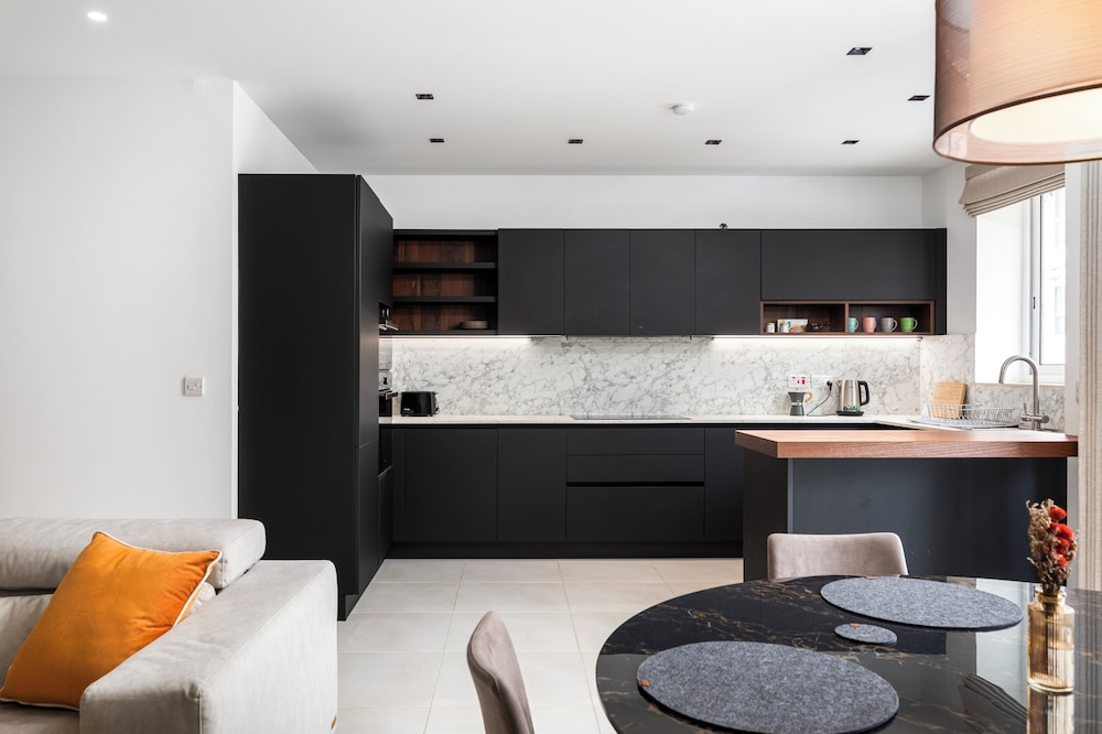 Modern Stylish 3 BR APT with Balcony