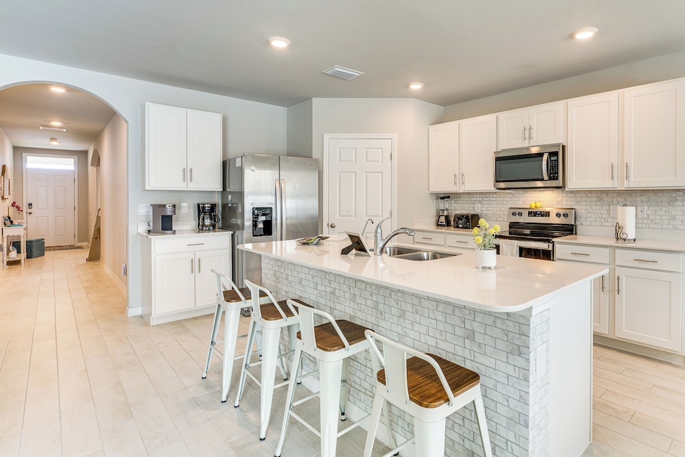 Pickleball Court, Saltwater Pool: Cape Coral Home!