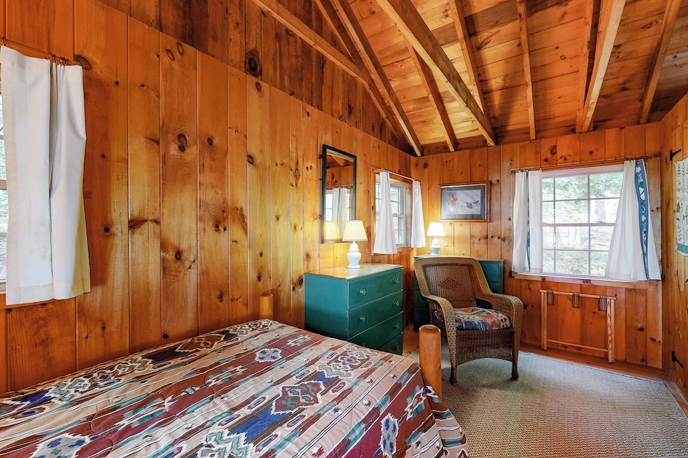 Cozy 1BR Cabin w/ Landscape Views
