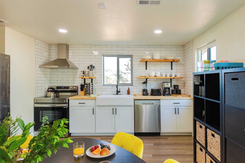 Sleeps 16 Two Beautiful Homes w/ Private Pool Sunset Grove