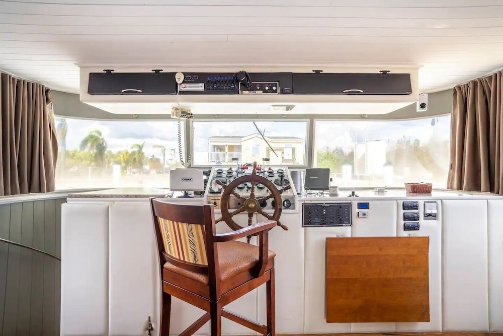 62' Yacht M/v Possibilities On Wide Private Canal 3 Bedroom Houseboat