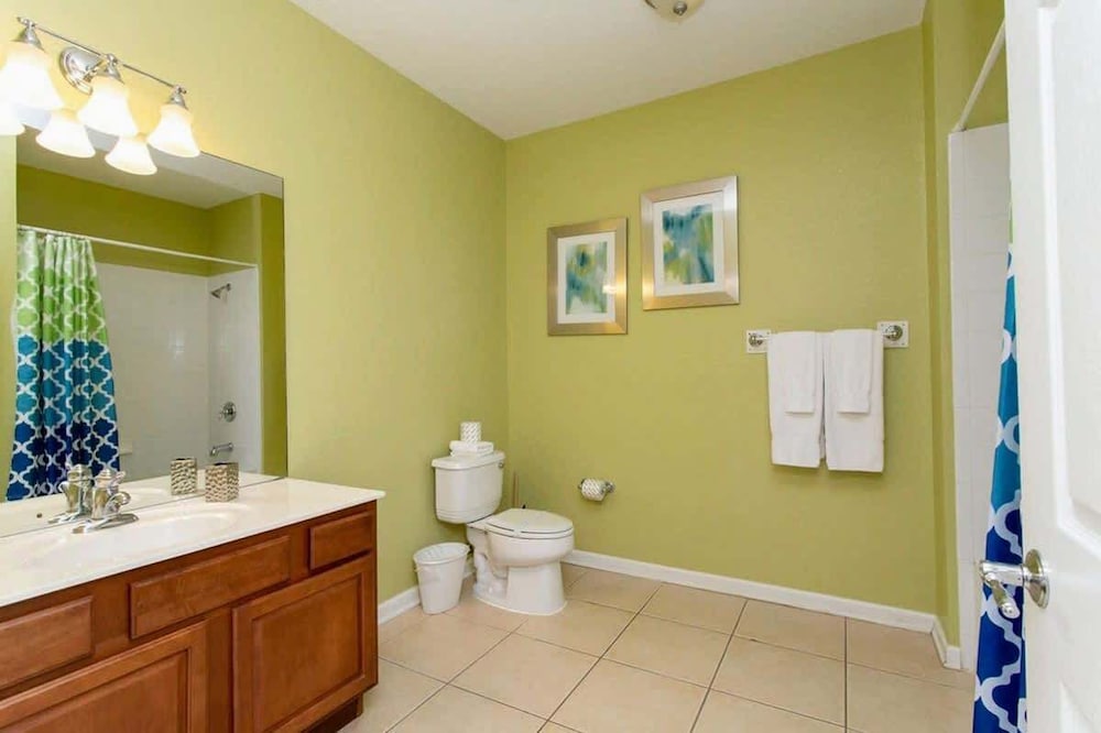 Spacious 2Bd Condo - Pool Hot Tub - Near I-drive