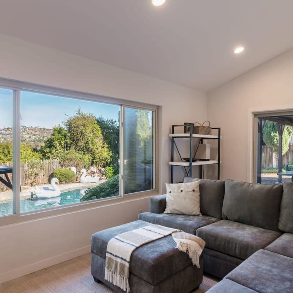 Spacious and Bright 5-bedroom Oasis Pool and Yard