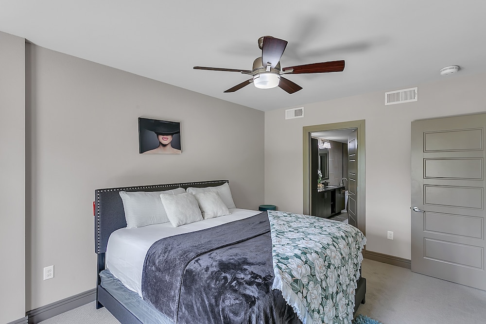 Cozy Condo Nature,park &lakeview 2 Bedroom Condo view 4