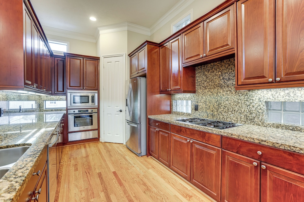 Walk to Shops & Eats: Family Retreat in Houston