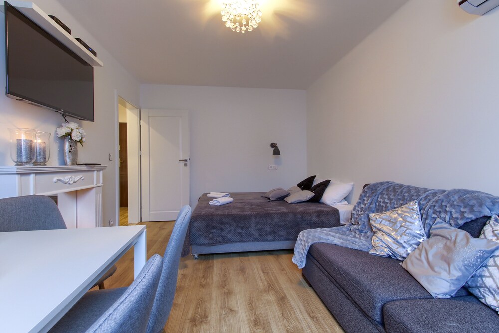 UNIT Short Rent Apartment by Warsaw Metro Station