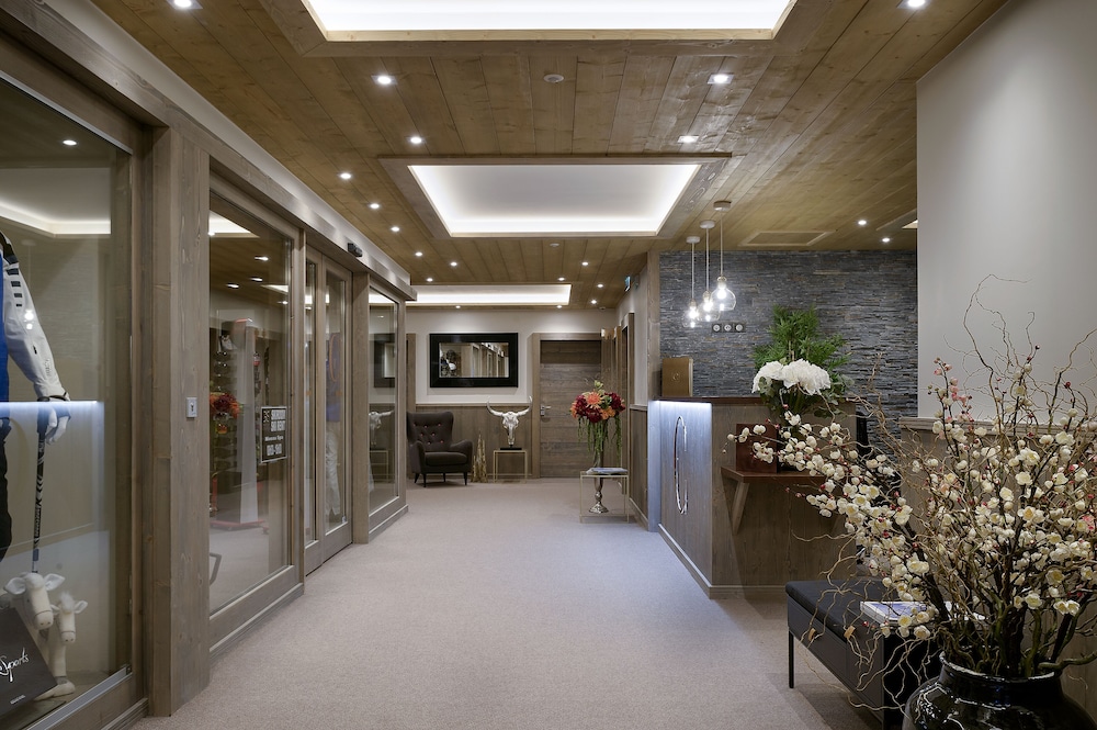 Lobby & Reception