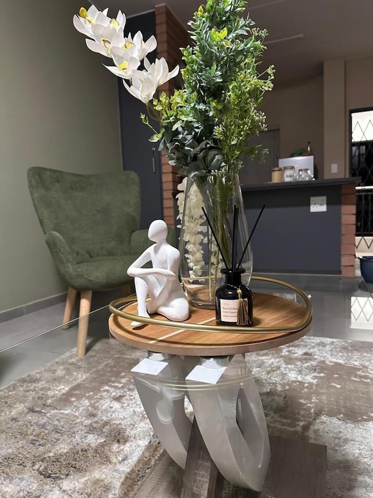 Cosy two Bedroom Apartment for Short and Long Stays Rental